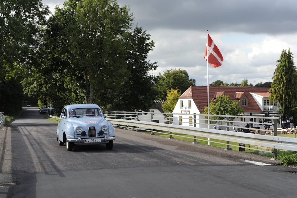 En historisk Saab i det danske landskab er noget af det, man kan opleve ved DASU Classic Lemvig-løbet.
(Foto: Morten Alstrup)